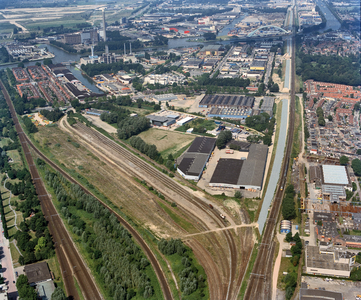 844668 Luchtfoto van industrieterrein Cartesiusweg te Utrecht, uit het zuidoosten. Links de spoorlijn Utrecht-Rotterdam ...